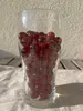 Rote 16 mm Glasmurmeln als dekorative Vasenfüllung in einem Glasgefäß für Tischdeko und Wohnraum. Produktbild-Vorschau