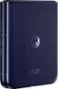 A close-up, side view of a closed navy blue Motorola razr flip phone. Náhled obrázku produktu