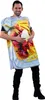 Ein Mann im Currywurst-Kostüm mit Pommes-Print greift sich lachend an den Bauch und präsentiert die Vorderseite. Produktbild-Vorschau