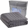 A folded weighted blanket is shown in front of its storage bag. Podgląd zdjęcia produktu