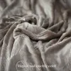 Weiche Kuscheldecke braun 150 x 200 cm mit Federprägung aus Produktbild-Vorschau 3