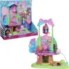 A toy dollhouse set, featuring a treehouse structure with accessories and figures, presented in both its packaging and as a standalone product. Náhled obrázku produktu