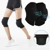 A person wearing black sports shorts and white sneakers is shown wearing black knee pads on both knees. The image also includes a close-up inset of the knee pads and a separate inset showing the elasticity of the material. Voir les images du produit