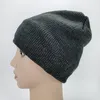 A dark gray beanie with integrated headphones is displayed on a mannequin head against a white background. Anteprima dell’immagine prodotto