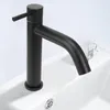 A black faucet is shown in a white sink. Produktbild-Vorschau