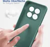 A hand is touching a green phone case, highlighting its matte surface and soft grip. Produktbild-Vorschau