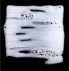 A close-up abstract shot of white foam with bubbles against a black background. Anteprima dell’immagine prodotto