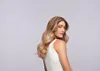 A woman with blonde hair is posing for a product advertisement. Anteprima dell’immagine prodotto
