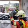 Firefighter using a reciprocating saw to cut through a car during a rescue operation. Anteprima dell’immagine prodotto