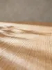 Gesamtüberblick des runden Stubentisches, der das skandinavische Design mit der Kombination aus hellem Eichenfurnier und mattschwarzem Stahl zusammenfasst._#sku_BARWL6.493# Produktbild-Vorschau