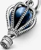 Close-up of a Pandora charm shaped like a hot air balloon with a blue bead inside. Produktbild-Vorschau