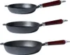 Three cast iron frying pans with wooden handles are displayed vertically against a white background. Voir les images du produit
