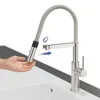 A hand is shown reaching for a pull-down kitchen faucet with a flexible spout. Anteprima dell’immagine prodotto