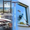 Teleskop-Fensterreiniger mit grauem Mikrofaser-Kopf und orangefarbenen Akzenten, beim Reinigen von Hausfenstern und einer Autowindschutzscheibe gezeigt Voir les images du produit