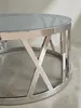 Nahaufnahme des polierten Edelstahlrahmens am Couchtisch, die den sanften Übergang zur robusten 0,8 cm starken schwarzen Glasplatte dokumentiert._#sku_SAFWL6.674# Produktbild-Vorschau