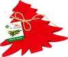 A red felt Christmas tree-shaped cutlery holder with a tag and twine. Produktbild-Vorschau