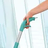 A hand is holding the handle of a spray mop. Anteprima dell’immagine prodotto