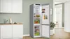 Bosch Serie 4 KGN392LAG Freistehende Kühl-Gefrier-Kombination mit Gefrierbereich unten, 203 x 60 cm, Metall-Optik, Total No Frost Schrägansicht geöffnet Beispielküche Produktbild-Vorschau