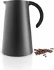 A black insulated carafe with a handle, next to a pile of coffee beans, on a white background. Voir les images du produit