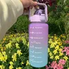 Lila zu blauer Verlauf Wasserflasche mit Zeitmarkierungen und motivierenden Sprüchen, gehalten von einer Hand in einem Garten Voir les images du produit