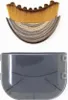A makeup brush with a unique curved shape and a protective cover. Anteprima dell’immagine prodotto