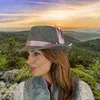 bayerischer Trachtenhut "ROSI" grau mit weißer & rosa Feder Produktbild-Vorschau 4