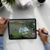 A person is playing a game on a tablet with a stylus. Anteprima dell’immagine prodotto