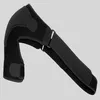 A black shoulder brace on a plain gray background. Anteprima dell’immagine prodotto