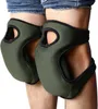 A close-up shot of a person wearing green knee pads over jeans. Voir les images du produit