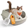 A cat is sitting in a litter box with a scoop and a tag. Produktbild-Vorschau