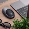 A computer mouse and laptop keyboard are on a wooden desk, with a plant and glasses in the foreground. Anteprima dell’immagine prodotto