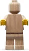 A wooden LEGO minifigure with yellow hands, shown from the front against a white background. Voir les images du produit
