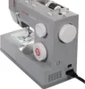 A close-up, angled view of a gray Singer Heavy Duty sewing machine. Anteprima dell’immagine prodotto