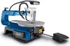 A blue and gray scroll saw with a black foot pedal and a flexible LED light attached. Produktbild-Vorschau