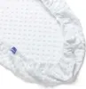 A close-up view of a white fitted sheet with a textured pattern and elasticized edges. Produktbild-Vorschau