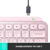 Close-up of a pink keyboard with a USB-C cable being plugged in. Anteprima dell’immagine prodotto