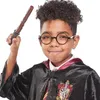 Kind im Harry Potter Kostüm mit runder schwarzer Brille und braunem Zauberstab als Zubehör für Fasching und Halloween. Produktbild-Vorschau