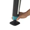 A hand is shown adjusting the foot of a table tennis table leg. Produktbild-Vorschau