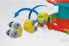 A toy garage with cars and a blue arrow indicating movement. Podgląd zdjęcia produktu