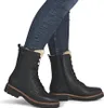A person wearing blue jeans and black boots. Náhled obrázku produktu