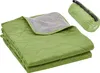 A folded green camping blanket with a gray interior is shown next to a rolled-up green blanket in a carrying bag. Anteprima dell’immagine prodotto