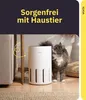 A cat is standing next to a white air purifier in a living room setting. Produktbild-Vorschau
