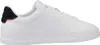 A side view of a white sneaker with navy and burgundy accents on the heel. Voir les images du produit