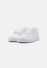 A pair of white Nike Air Force 1 sneakers are shown from a slightly elevated side angle against a plain white background. Anteprima dell’immagine prodotto