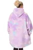 A person wearing a tie-dye hoodie from the back. Produktbild-Vorschau