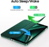 A green tablet case is shown with arrows indicating the auto sleep/wake function. Text overlays describe the features. Produktbild-Vorschau