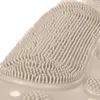 A close-up view of a beige bath mat with raised nubs. Voir les images du produit