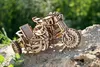 A wooden model motorcycle with a sidecar sits on a rocky surface with greenery in the background. Anteprima dell’immagine prodotto