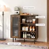 Een houten servieskast met glazen deuren en een verstelbaar Productafbeelding-voorbeeld 4