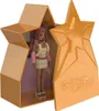 A doll is displayed inside a star-shaped case. Voir les images du produit
